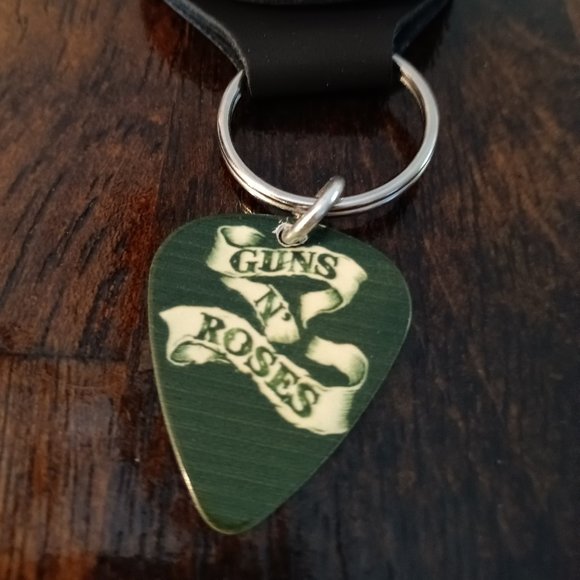 GUNS N ROSES GUITAR PICK KEYCHAIN - Picture 1 of 1
